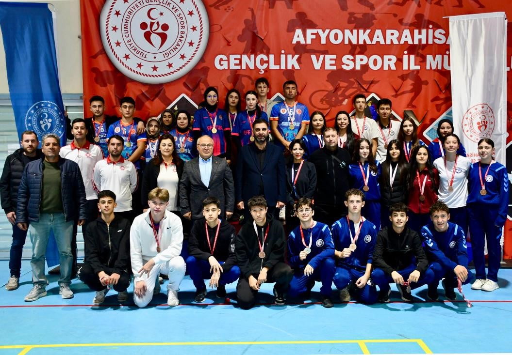 AFYONKARAHİSAR’DA ÇİĞİLTEPE SPOR SALONU’NDA DÜZENLENEN FLOOR CURLİNG GENÇ ERKEKLER, GENÇ KIZLAR VE...