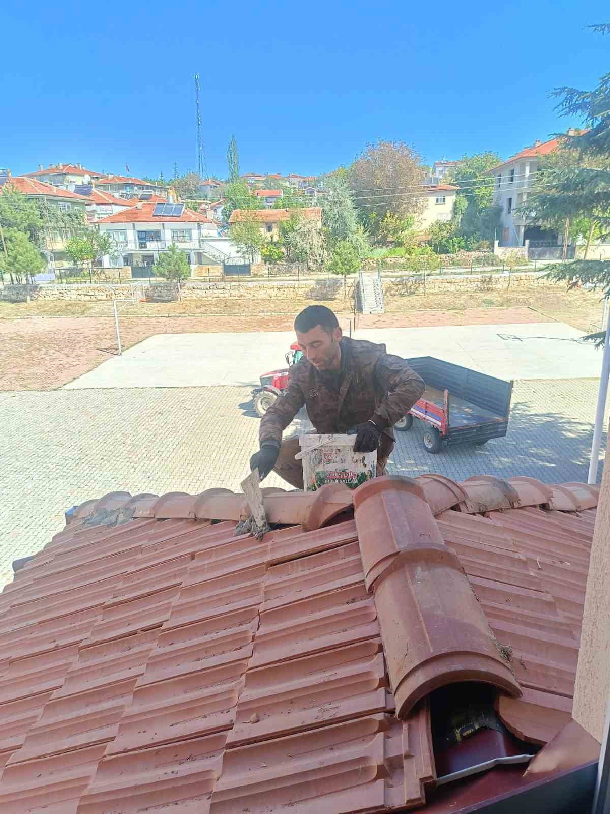 AFYONKARAHİSAR’DA MAHALLESİNDEKİ OKULUN ÇATI BAKIM VE ONARIMINI ÜSTLENDİ. MALZEME VE MASRAFLARIN...