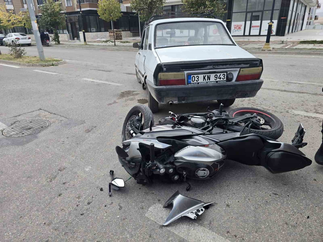 AFYONKARAHİSAR’DA MEYDANA GELEN TRAFİK KAZASINDA OTOMOBİL İLE ÇARPIŞAN MOTOSİKLET SÜRÜCÜSÜ...