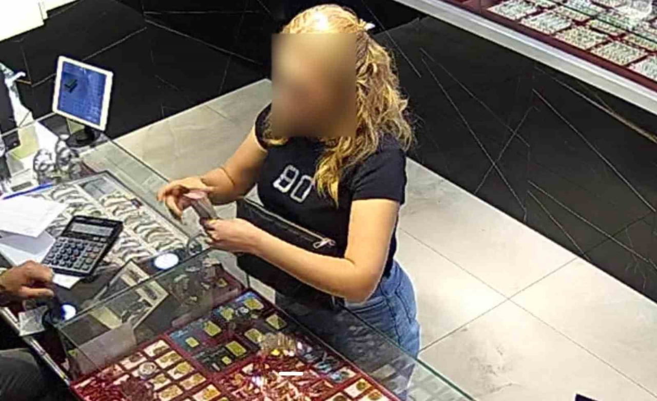 AFYONKARAHİSAR’DA SAHTE GRAM ALTIN BOZDURARAK KUYUMCULARI DOLANDIRDIĞI İDDİA EDİLEN 2 ŞÜPHELİ...