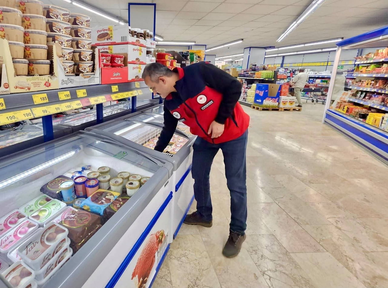 AFYONKARAHİSAR’DA TARIMSAL ÜRÜNLERİN PİYASA HAREKETLERİNİN İZLENMESİ AMACIYLA MARKETLERDE FİYAT...