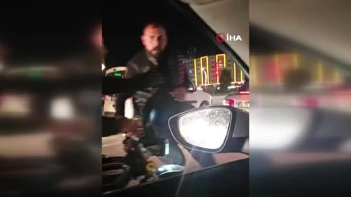Afyonkarahisar’da yol verme kavgası kamerada: Aracından inip tehditler savurdu