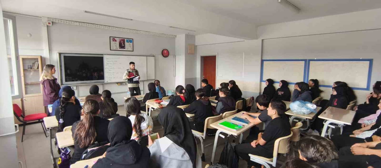 AFYONKARAHİSAR İL JANDARMA KOMUTANLIĞI TARAFINDAN 6 İLÇEDEKİ OKULLARDA 715 ÖĞRENCİ VE 56 ÖĞRETMENE...