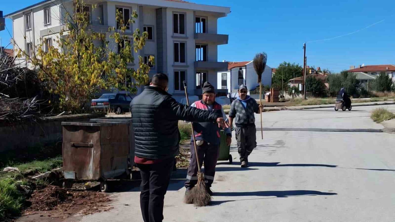 AFYONKARAHİSAR’IN BOLVADİN İLÇESİNDE BELEDİYE EKİPLERİ, İLÇE GENELİNDE HİJYEN VE ÇEVRE DÜZENİNİ...
