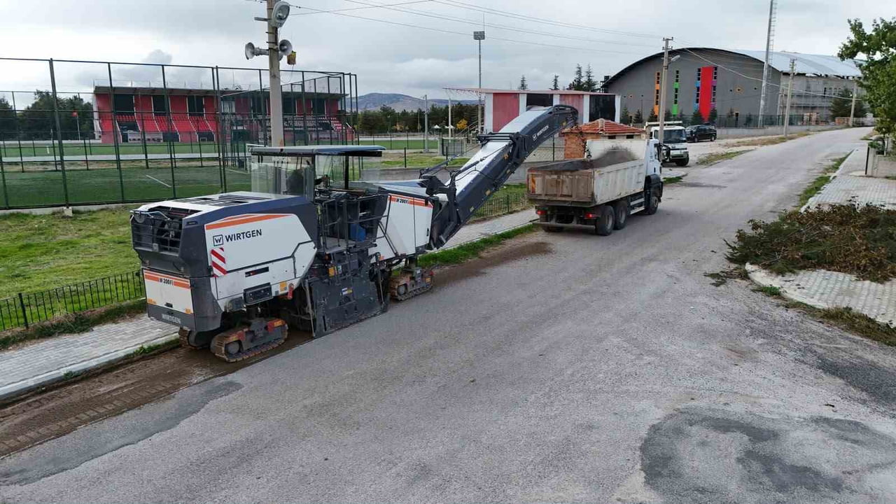 AFYONKARAHİSAR’IN BOLVADİN İLÇESİNDE BELEDİYE EKİPLERİ, KENTİN DÖRT BİR YANINDA BAŞLATTIĞI ALTYAPI...