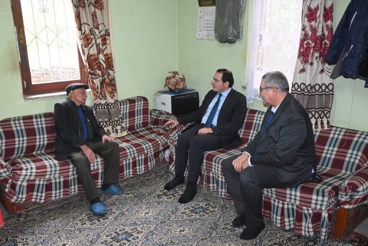 AFYONKARAHİSAR’IN ÇAY KAYMAKAMI HASAN HÜSNÜ TÜRKER, 1 EKİM DÜNYA YAŞLILAR GÜNÜ DOLAYISIYLA İLÇEDE...