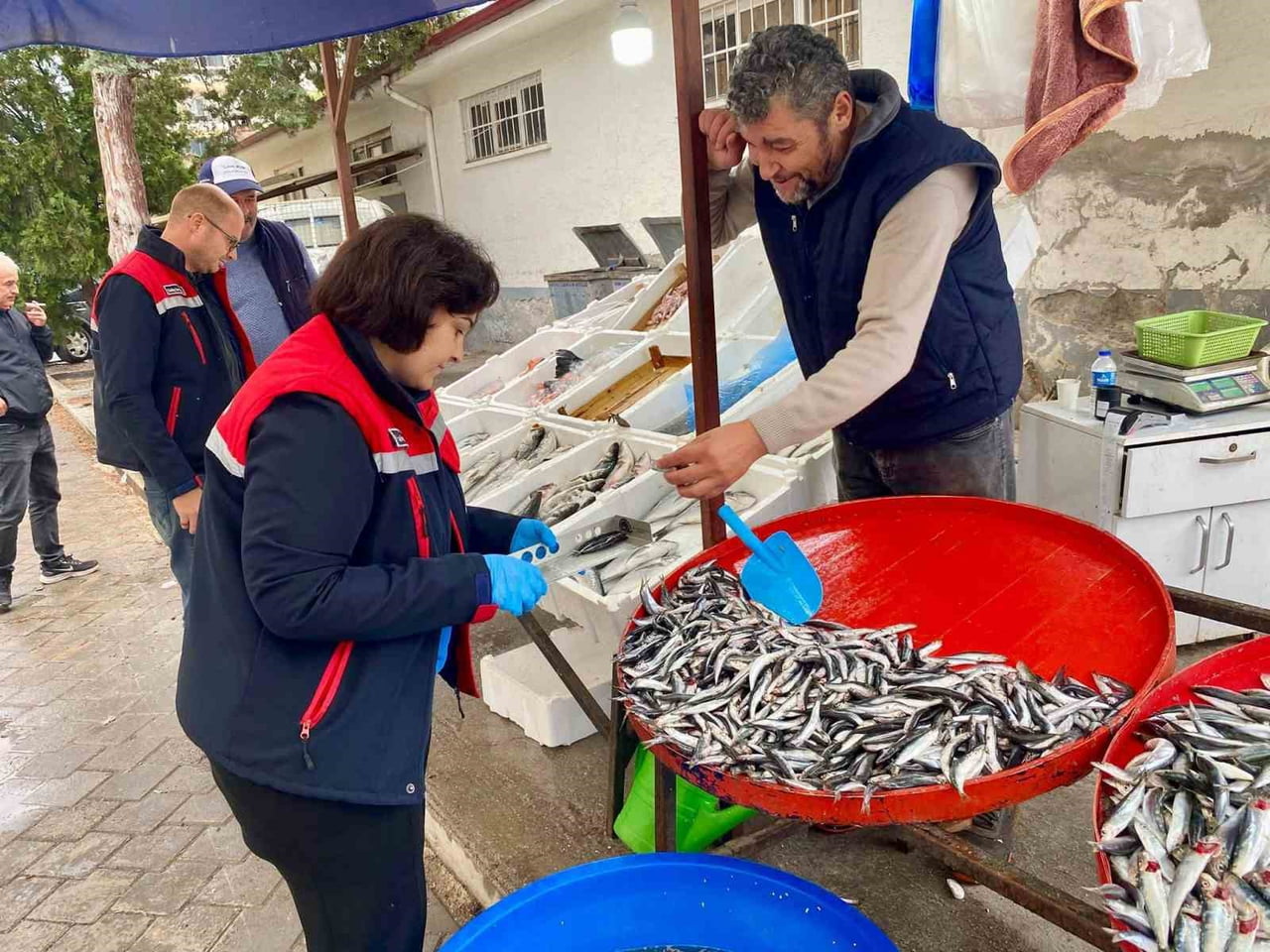 AFYONKARAHİSAR’IN DAZKIRI İLÇESİNDE BALIK SATIŞ NOKTALARINA YÖNELİK DENETİM...