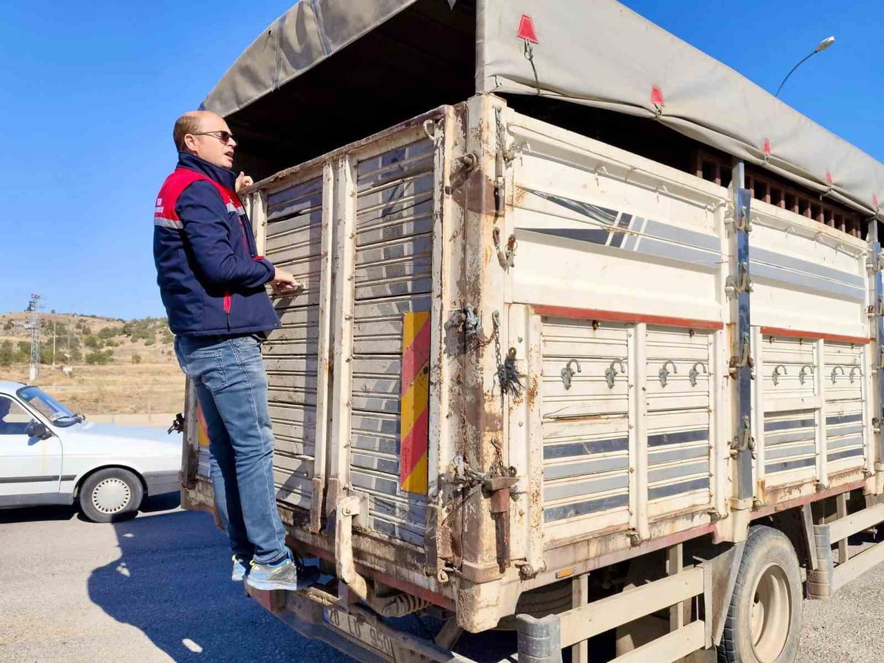 AFYONKARAHİSAR’IN DAZKIRI İLÇESİNDE CANLI HAYVAN NAKLİ GERÇEKLEŞTİREN ARAÇLARA YÖNELİK YOL KONTROL...