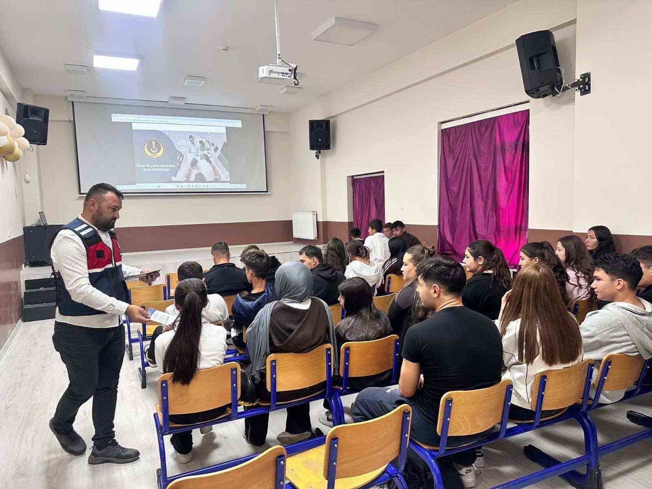 AFYONKARAHİSAR’IN DİNAR İLÇESİNDE JANDARMA EKİPLERİ TARAFINDAN ÖĞRETMEN VE ÖĞRENCİLERE YÖNELİK...