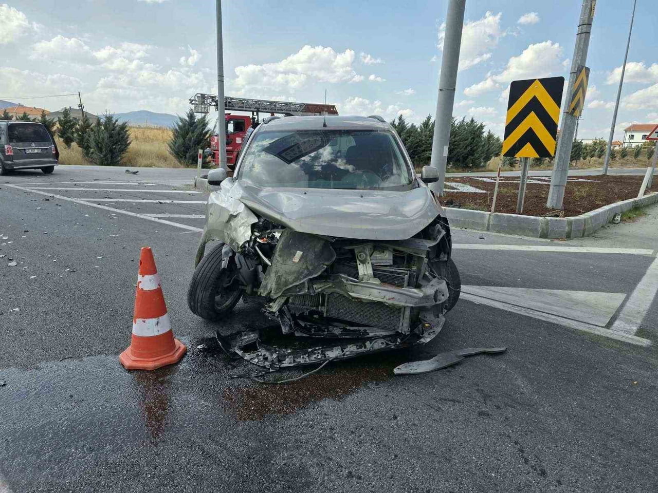 AFYONKARAHİSAR’IN EMİRDAĞ İLÇESİNDE HAFİF TİCARİ ARAÇLARIN ÇARPIŞMASI SONUCU MEYDANA GELEN TRAFİK...