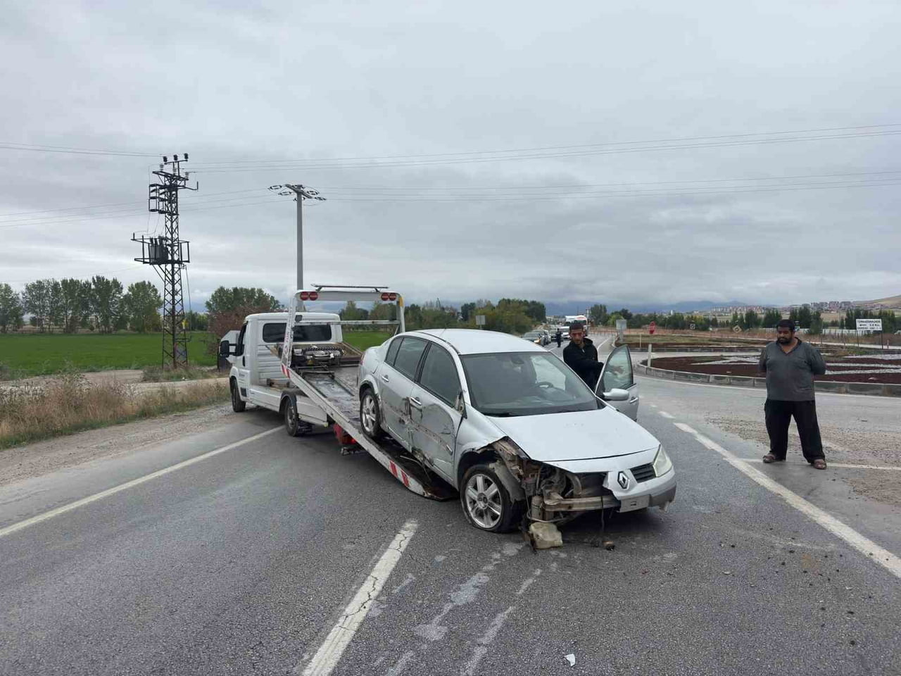 AFYONKARAHİSAR’IN EMİRDAĞ İLÇESİNDE MEYDANA GELEN TRAFİK KAZASINDA KONTROLDEN ÇIKAN OTOMOBİL...