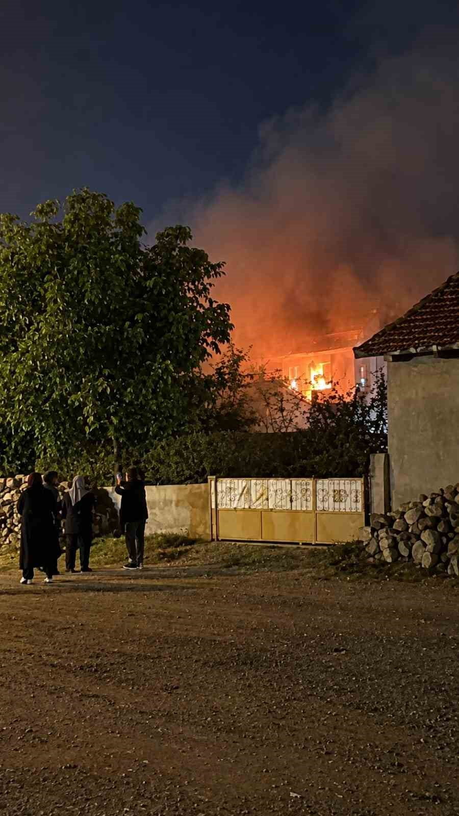 AFYONKARAHİSAR’IN ŞUHUT İLÇESİNDE AKŞAM SAATLERİNDE MÜSTAKİL BİR EVDE ÇIKAN YANGIN, MAHALLE...