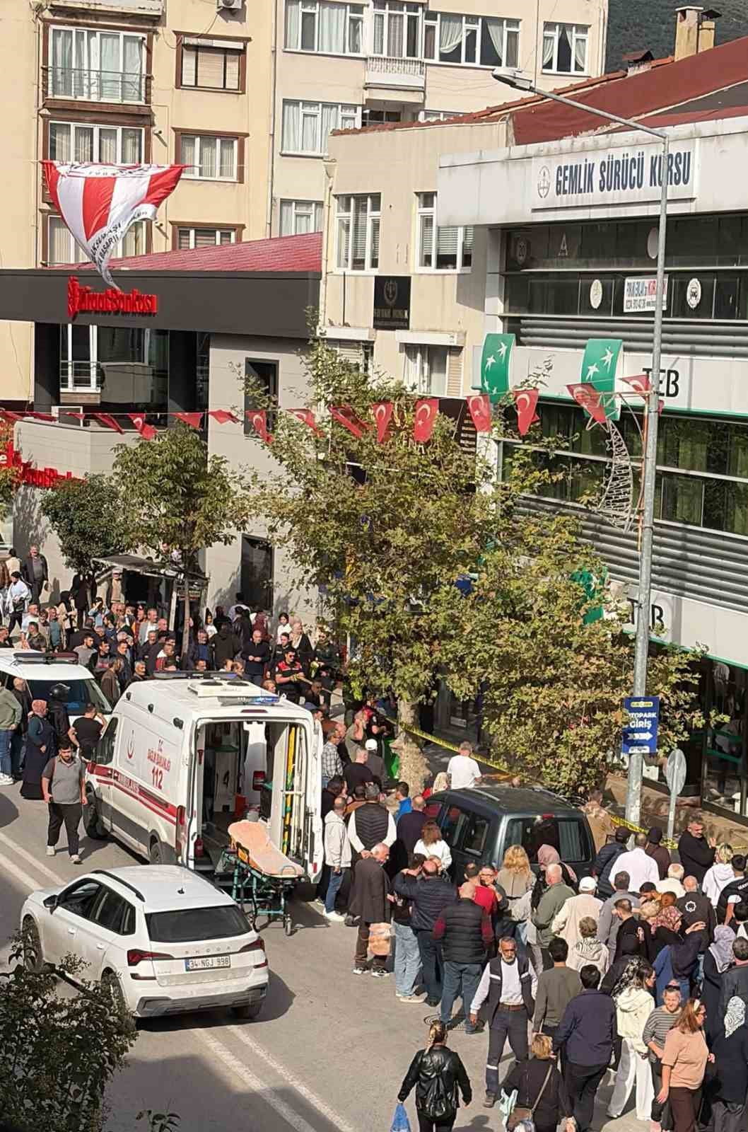 AĞIR YARALANAN GENÇ KADIN, OLAY YERİNDEKİ İLK MÜDAHALENİN ARDINDAN GEMLİK DEVLET HASTANESİ'NE...