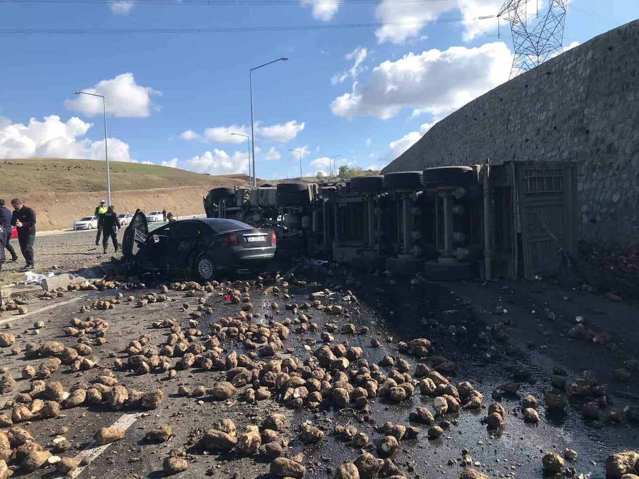 AĞRI'NIN HAMUR İLÇESİNDE, PANCAR YÜKLÜ TIR İLE OTOMOBİLİN ÇARPIŞMASI SONUCU MEYDANA GELEN KAZADA 4...