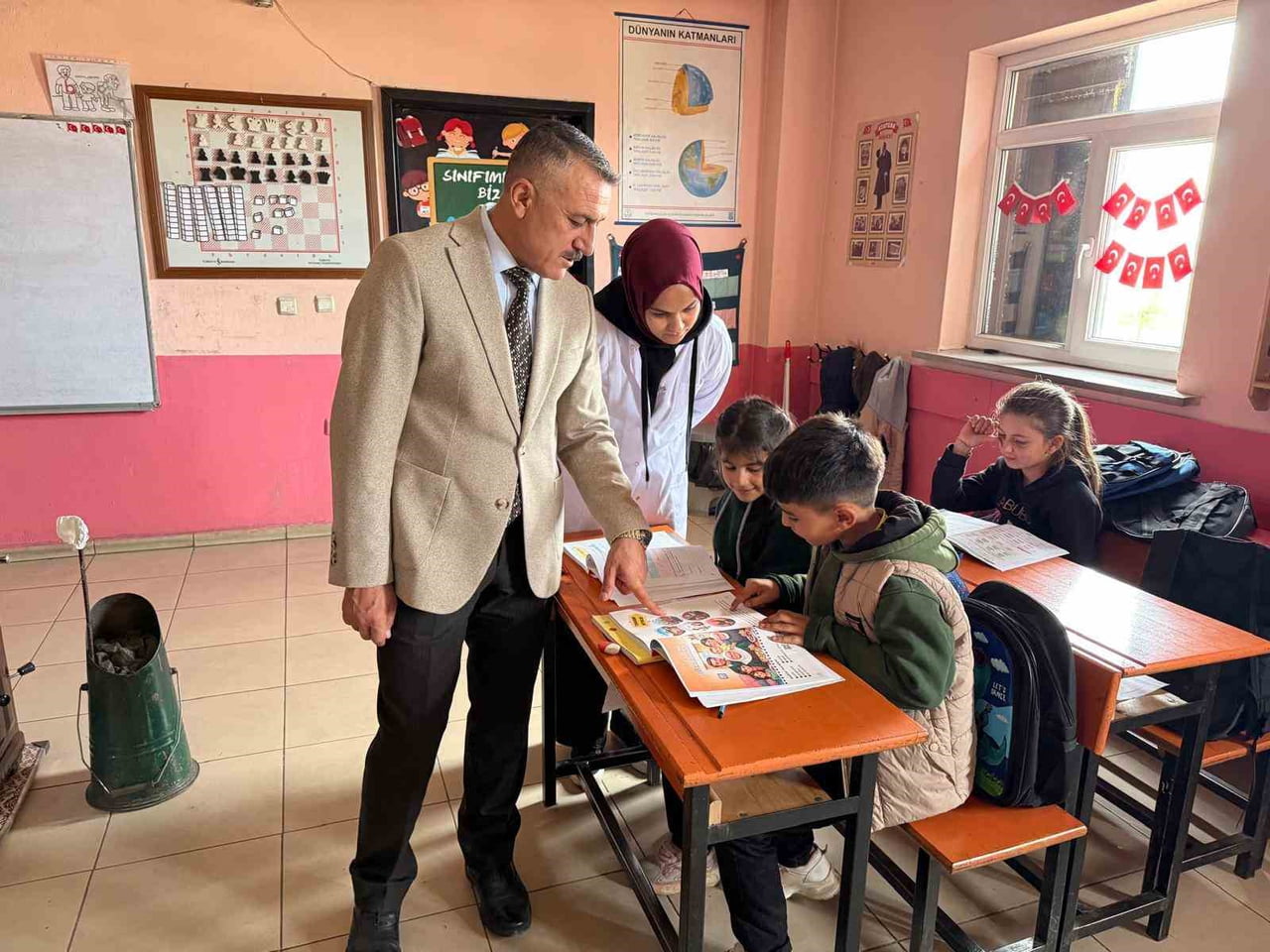 AĞRI’NIN PATNOS İLÇESİNDE PATNOS GAZETECİLER CEMİYETİ TARAFINDAN AŞAĞI GÖÇMEZ İLKOKULU...