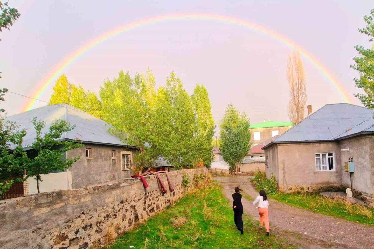 AĞRI’NIN PATNOS İLÇESİNDE YAĞAN YAĞMURUN ARDINDAN GÖKYÜZÜNDE BELİREN GÖKKUŞAĞI, ORTAYA ÇIKARDIĞI...