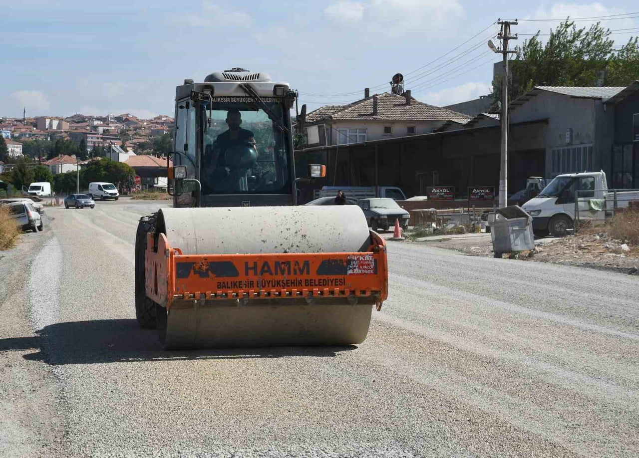 AHMET AKIN SÖZÜNÜ TUTTU, SANAYİ ESNAFININ YÜZÜ GÜLDÜ . BİN 600 METRELİK SATHİ KAPLAMA ÇALIŞMASIYLA...