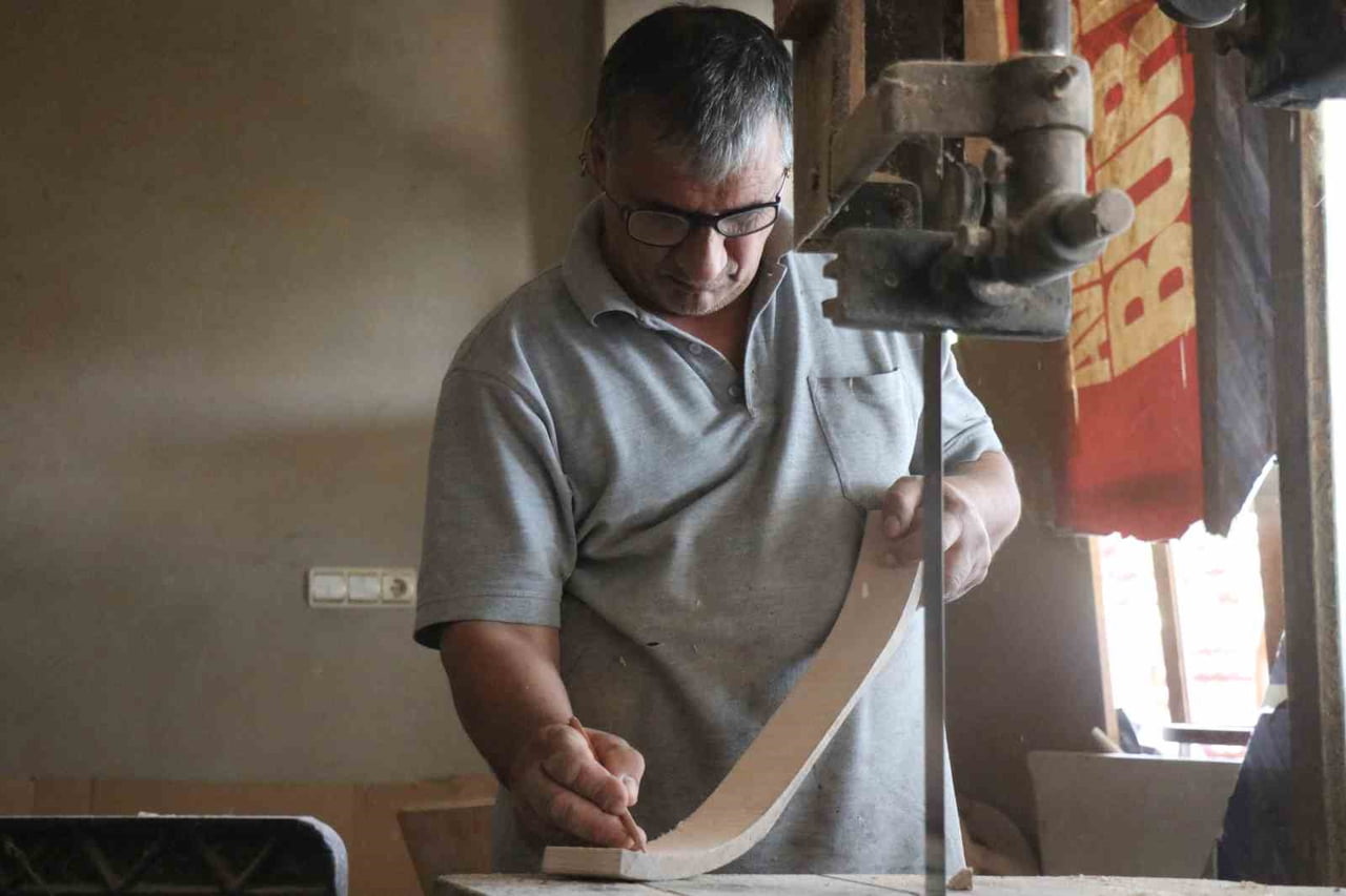 AHŞABI ÇİZEREK, KESEREK, OYARAK VE BİR ARAYA GETİREREK SANAT ESERİNE DÖNÜŞTÜREN BEREKET'İN...
