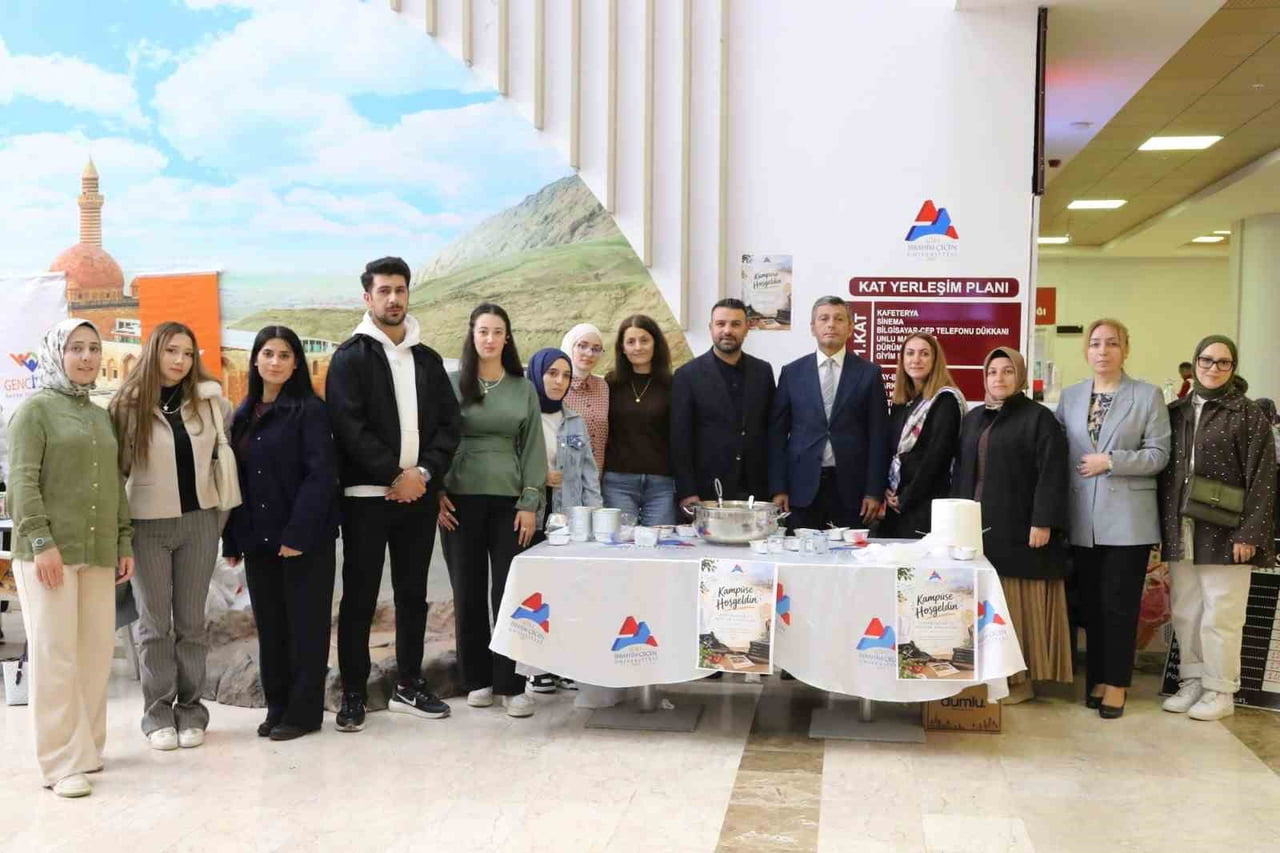 AİÇÜ’DE ÖĞRENCİLERDEN AĞRI’NIN GELENEKSEL LEZZETİ OMAÇ HELVASI İKRAMI