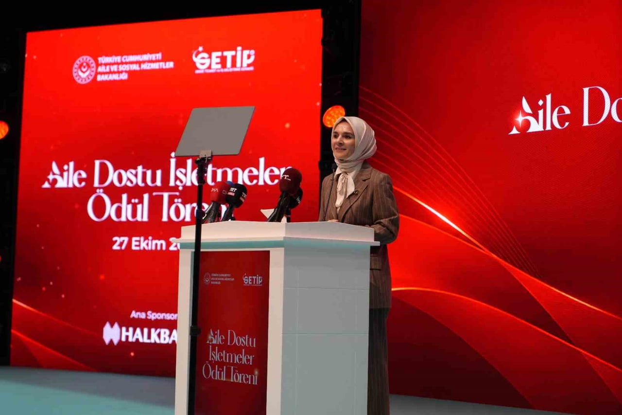 AİLE VE SOSYAL HİZMETLER BAKANI MAHİNUR ÖZDEMİR GÖKTAŞ
