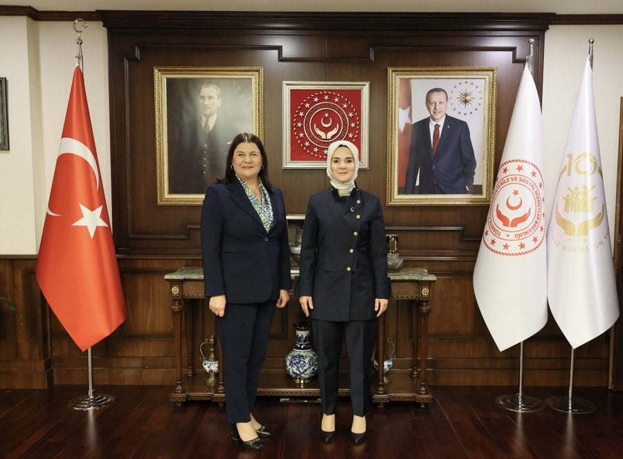 AİLE VE SOSYAL HİZMETLER BAKANI MAHİNUR ÖZDEMİR GÖKTAŞ, FOÇA BELEDİYE BAŞKANI SANİYE BORA FIÇI İLE...