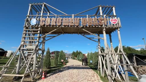Aileler ve çocuklar, kışlık yiyeceklerini birlikte hazırladı