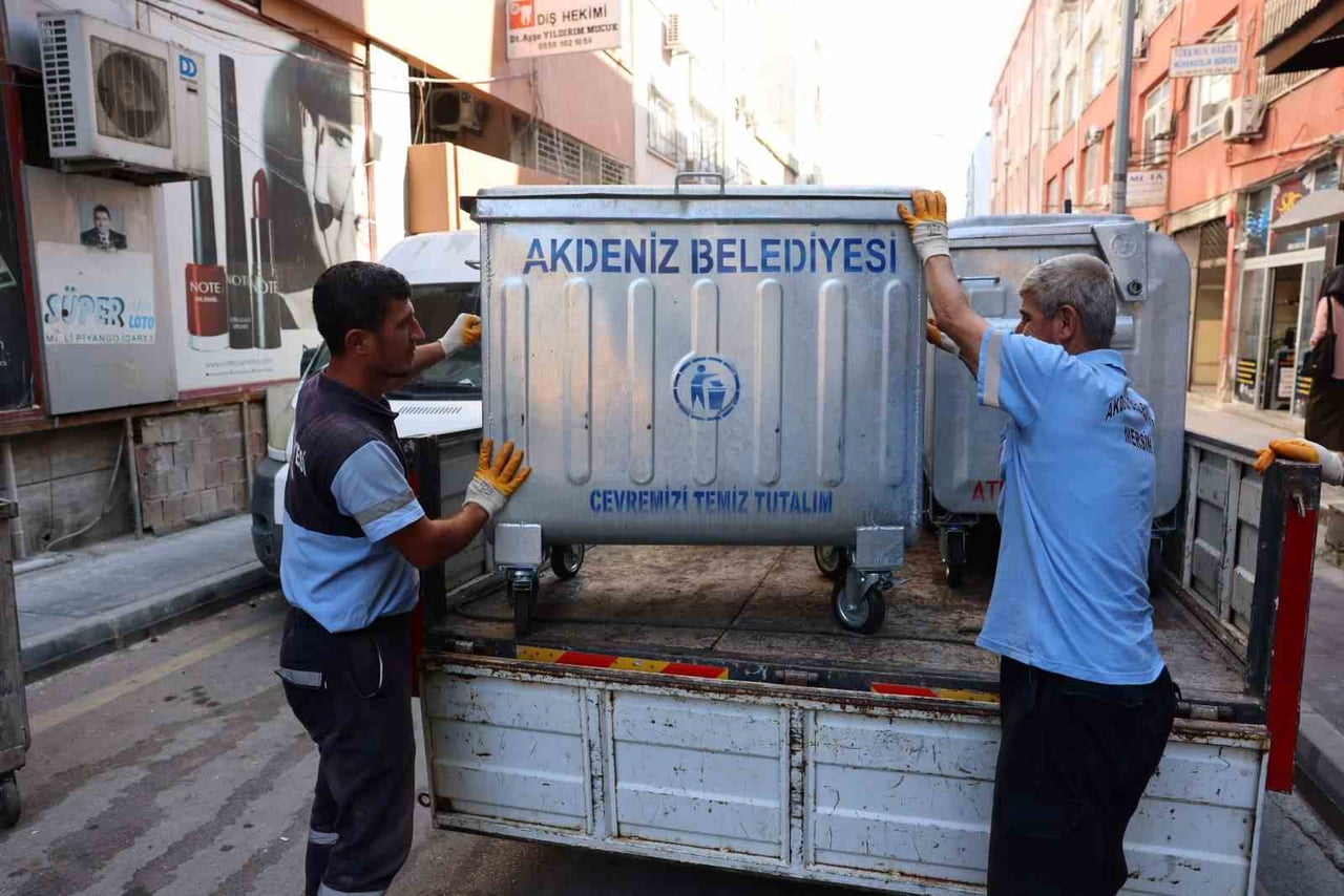 AKDENİZ BELEDİYESİ, İLÇE GENELİNDE KULLANIM ÖMRÜNÜ TAMAMLAYAN VE ÇEŞİTLİ NEDENLERLE YIPRANAN ÇÖP...