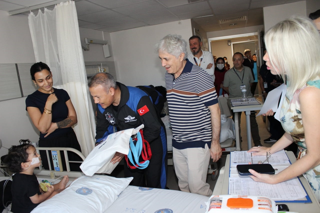 AKDENİZ ÜNİVERSİTESİ'NDE 11 ASTRONOT, ÖNCE KANSER TEDAVİSİ GÖREN ÇOCUKLARIN HAYALLERİNE ORTAK...