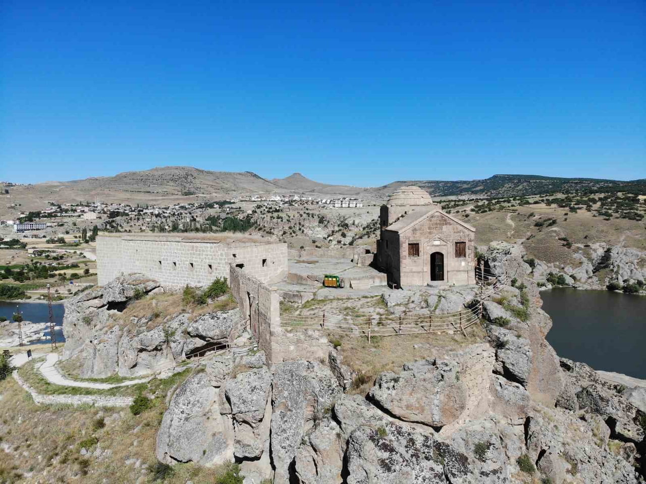 AKSARAY'DA 1800'LÜ YILLARDA YAPILAN YÜKSEK KİLİSE YERLİ VE YABANCI TURİSTLERİ AĞIRLAMAYA DEVAM...
