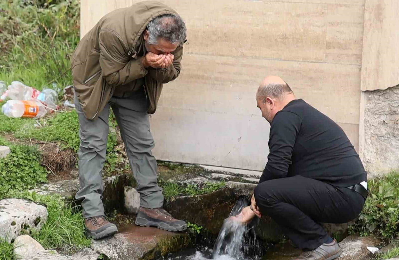 AKSARAY'DA YERALTINDAN ÇIKAN VE HALK ARASINDA "SODALI SU" OLARAK BİLİNEN GAZLI SU VATANDAŞLARIN...
