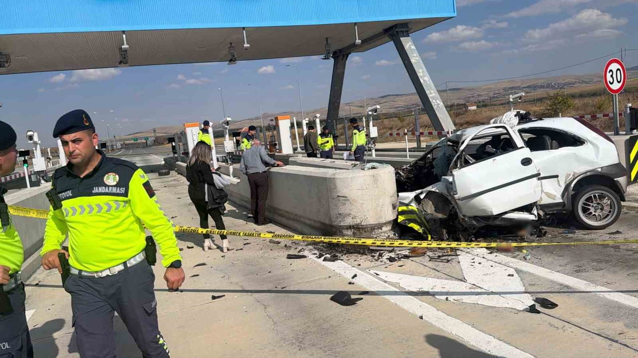 AKSARAY, ANKARA-NİĞDE OTOYOLU'NDA GİŞEYE GİRMEK İSTERKEN KAZA YAPAN OTOMOBİLDE SIKIŞAN SÜRÜCÜ...