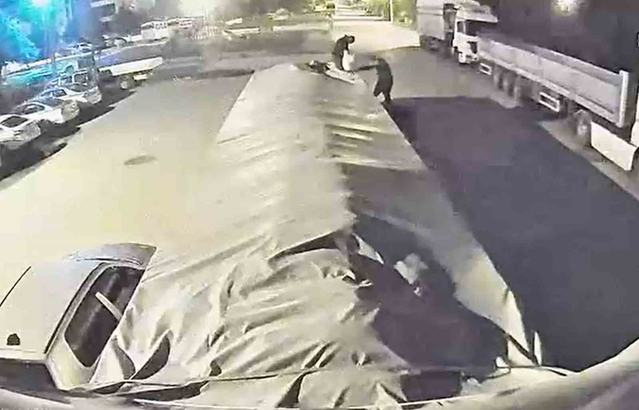 AKSARAY’DA 3 TEKERLİ MOPEDLER İLE ŞEKER YÜKLÜ TIRIN BRANDASINI AÇARAK 1 TON ŞEKER ÇALAN HIRSIZLAR...
