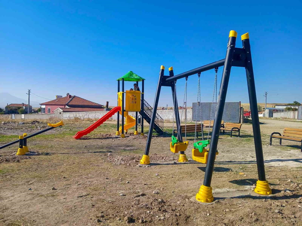 AKSARAY’DA İL ÖZEL İDARESİ TARAFINDAN 13 KÖYE ÇOCUK OYUN PARKI, OTURMA BANKI VE ÇÖP KOVASI...