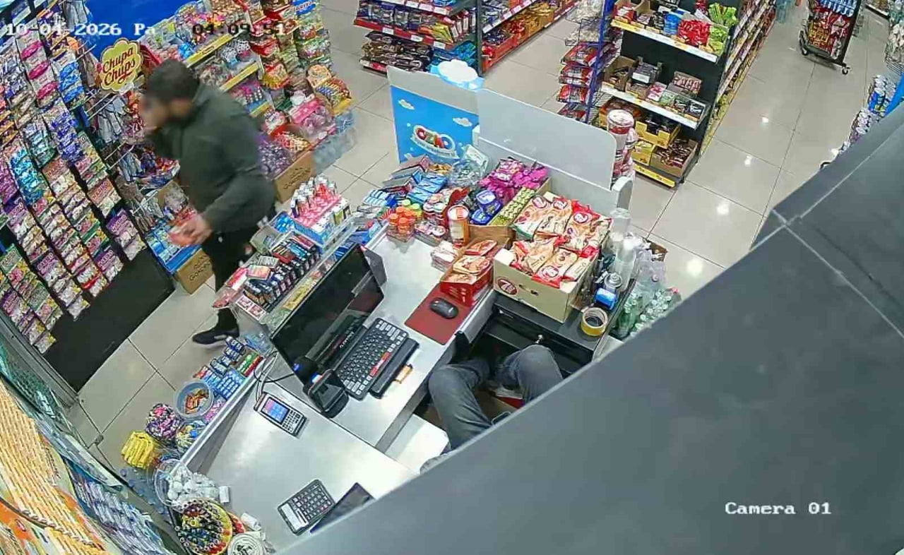 AKSARAY’DA MARKET SAHİBİNİN KASADA UYUDUĞUNU FIRSAT BİLEN HIRSIZ, HEM ÇALDIĞI ÇİKOLATALARI YEDİ...
