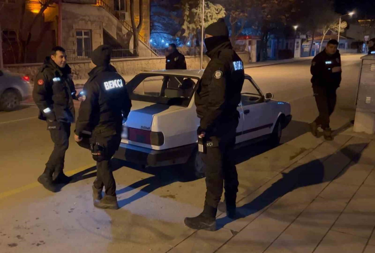 AKSARAY’DA ŞOK UYGULAMA YAPAN POLİS EKİPLERİ CADDELERDE YAPTIĞI DENETİMDE ARAÇ VE ŞAHISLARI DİDİK...