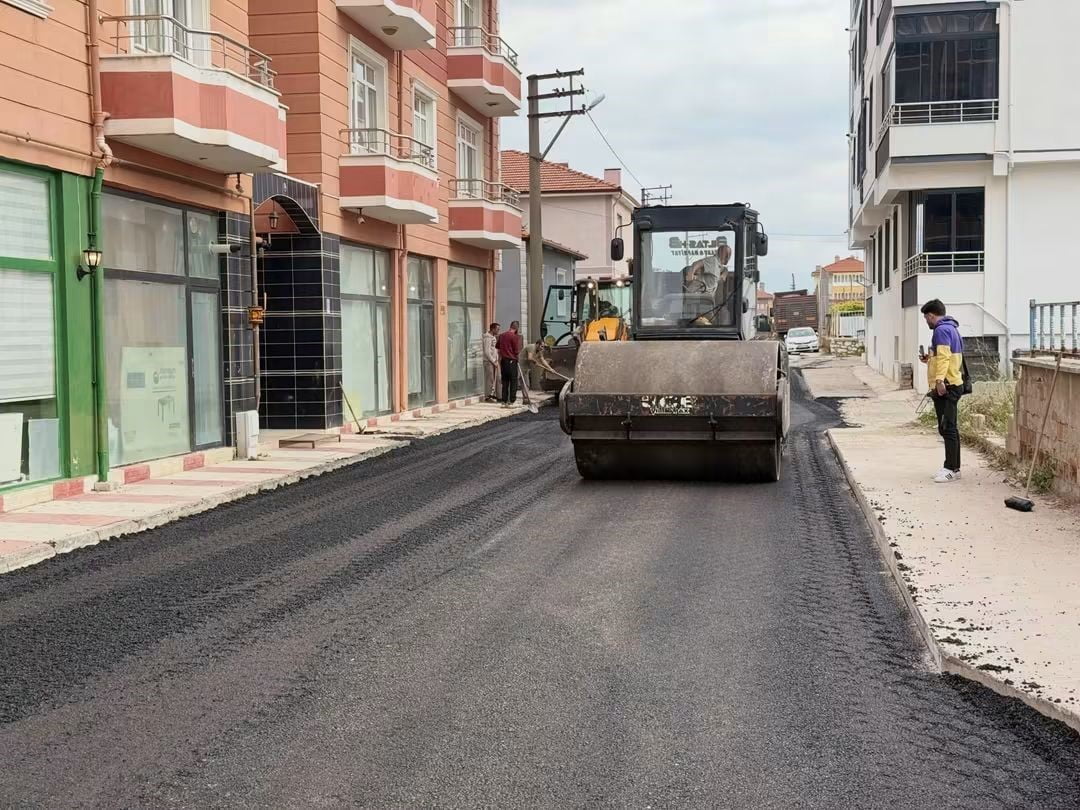 ALACA BELEDİYESİ TARAFINDAN SICAK ASFALT ÇALIŞMALARI TAMAMLANAN SOKAK VATANDAŞLARIN HİZMETİNE...