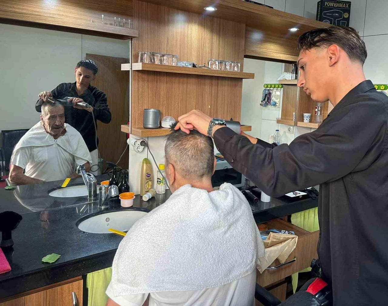ALANYA İLÇESİNDE 22 YAŞINDAKİ GENÇ BERBER ALİHAN KILLI, YAŞLI VE ENGELLİ VATANDAŞLARA ÜCRETSİZ SAÇ...