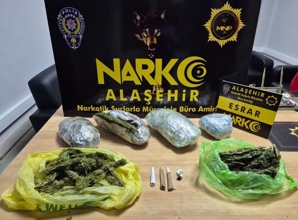 ALAŞEHİR İLÇESİNDE POLİS EKİPLERİNCE DÜZENLENEN UYUŞTURUCU OPERASYONUNDA 1 KİLO 1,06 GRAM ESRAR...