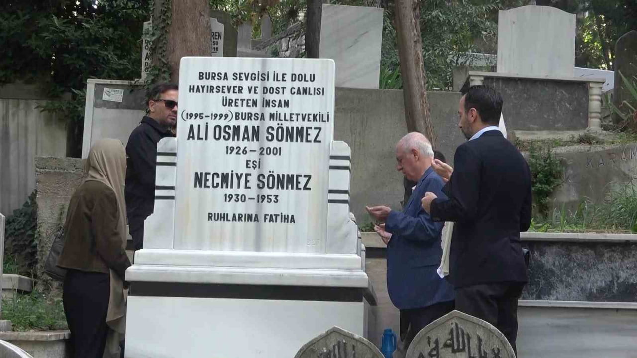 ALİ OSMAN SÖNMEZ, VEFATININ 25’İNCİ YIL DÖNÜMÜNDE EMİRSULTAN MEZARLIĞI’NDAKİ KABRİ BAŞINDA...