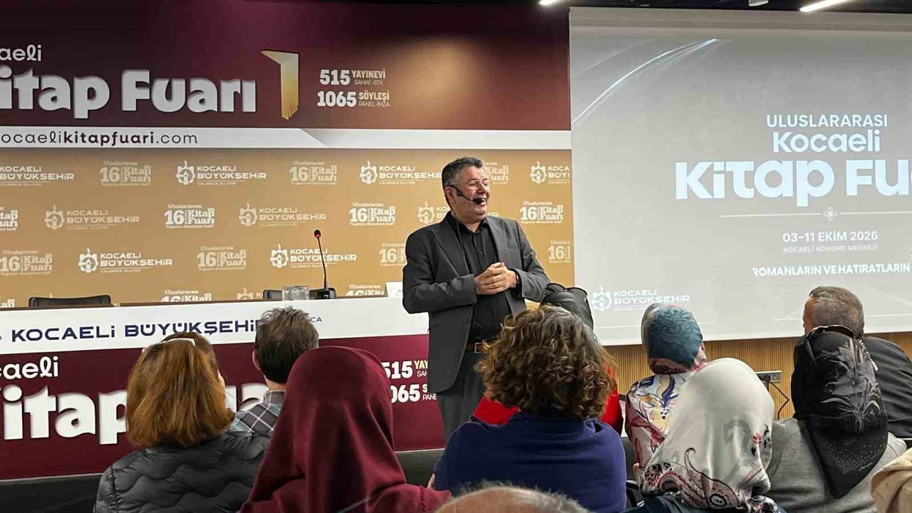 ALİŞAN KAPAKLIKAYA, 16. ULUSLARARASI KOCAELİ KİTAP FUARI'NDA DÜZENLENEN SÖYLEŞİDE OKURLARIYLA BİR...