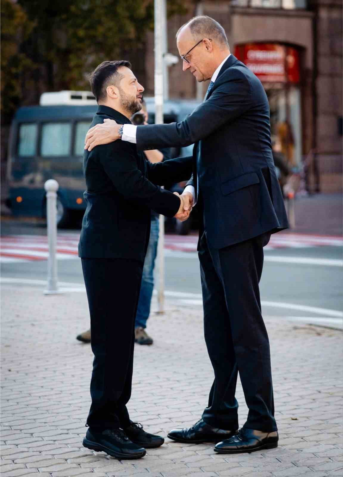 ALMANYA BAŞBAKANI FRİEDRİCH MERZ(SAĞDA),  UKRAYNA DEVLET BAŞKANI VLADİMİR ZELENSKİY (SOLDA)