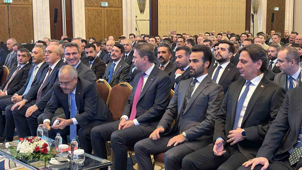 ALPARSLAN BAYRAKTAR, ANKARA'DA ÖZEL BİR OTELDE GERÇEKLEŞTİRİLEN ‘ELEKTRİK DAĞITIM SEKTÖRÜNDE...