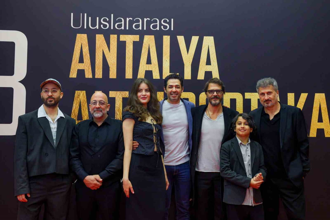 ALTIN PORTAKAL ULUSAL VE ULUSLARARASI UZUN METRAJ YARIŞMALARI HEYECANLA SÜRÜYOR. EN YENİ YERLİ...