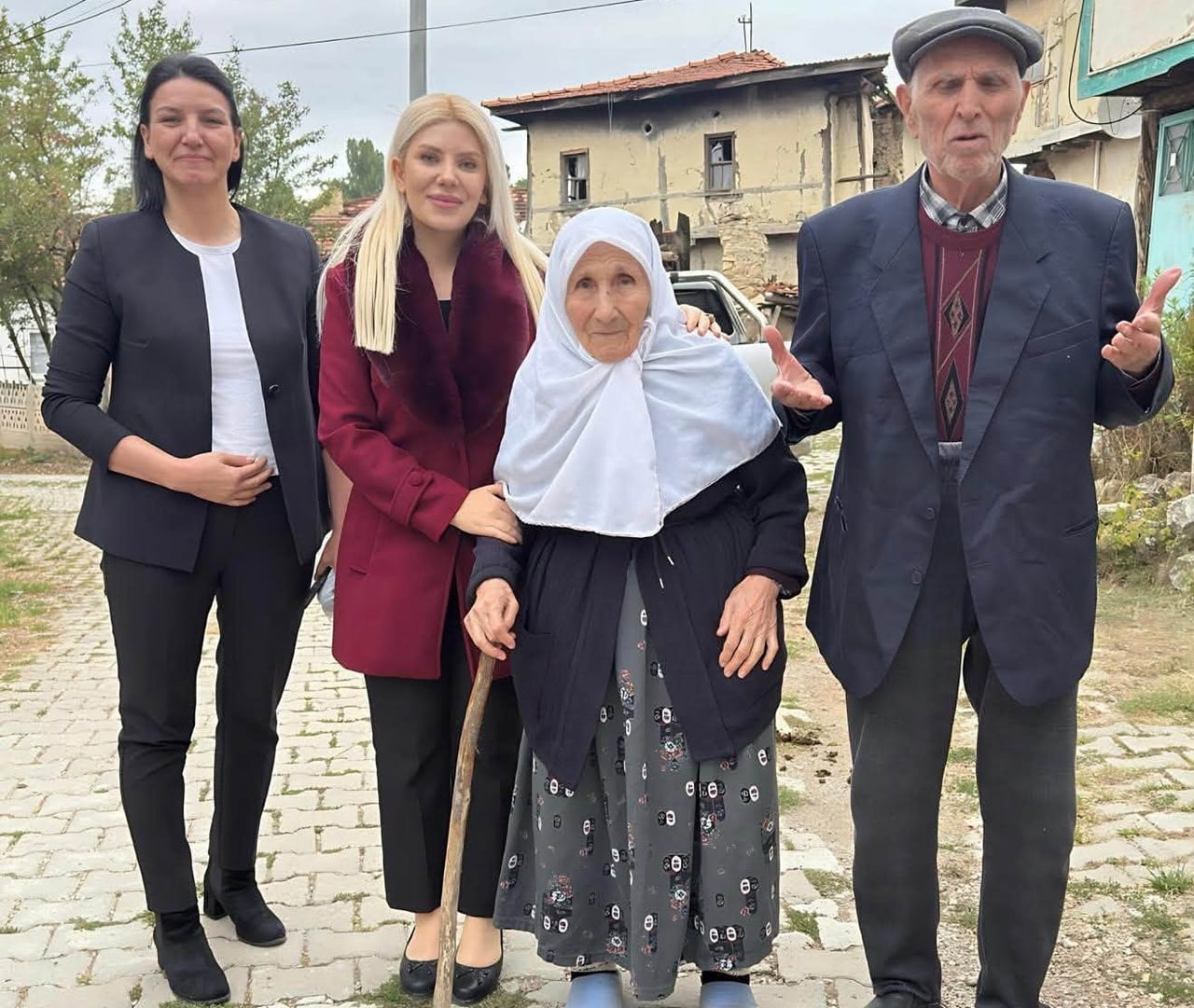 ALTINTAŞ KAYMAKAMI YILDIRIM’DAN YAŞLI ÇİFTE ANLAMLI ZİYARET