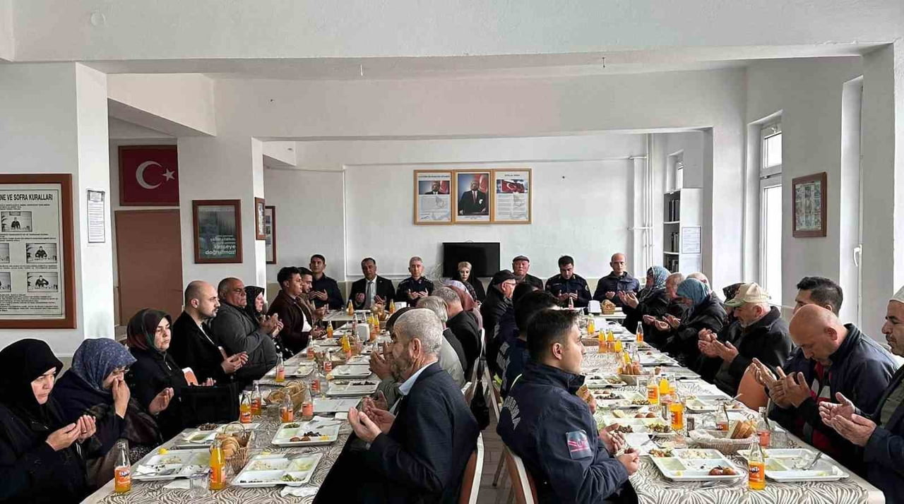 ALTINTAŞ’TA ŞEHİT AİLELERİ ONURUNA YEMEK PROGRAMI DÜZENLENDİ