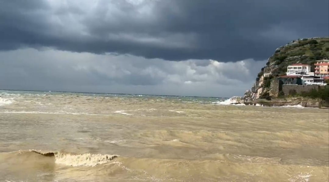 AMASRA İLÇESİNDE SABAH SOĞUK HAVA VE FIRTINA ÖĞLE SAATLERİNDEN SONRA GÜNEŞ AÇARKEN SICAKLIK 4...