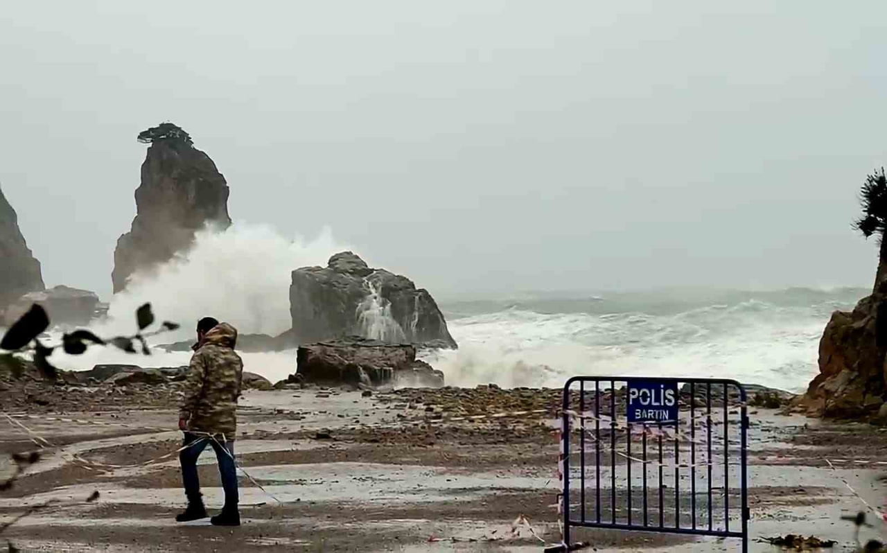 AMASRA İLÇESİNDE ŞİDDETLİ FIRTINA NEDENİYLE DALGA BOYU 10 METREYİ AŞTI.