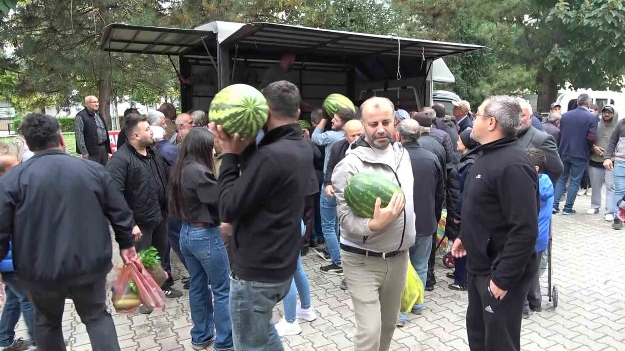 AMASYA'DA BİR PAZARCI ESNAF SEZONUN SON KARPUZLARINI VATANDAŞLARA ÜCRETSİZ DAĞITTI.
