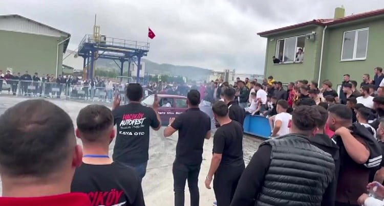 AMASYA'DA DRİFT GÖSTERİSİNDE YÜREKLERİN AĞIZLARA GELDİĞİ ANLAR YAŞANDI.