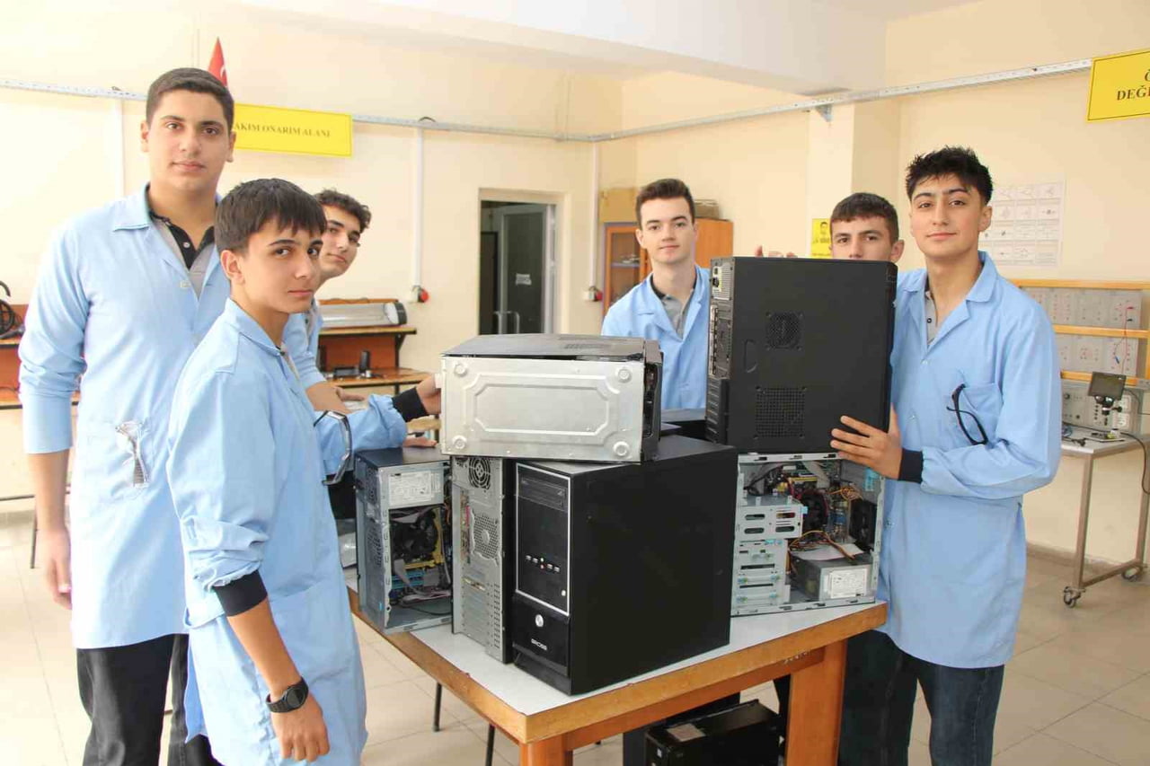 AMASYA'DA MESLEK LİSESİ ÖĞRENCİLERİNİN OLUŞTURDUĞU 'TAMİR TAKIMI' ARIZALI ELEKTRONİK EŞYALARI GERİ...
